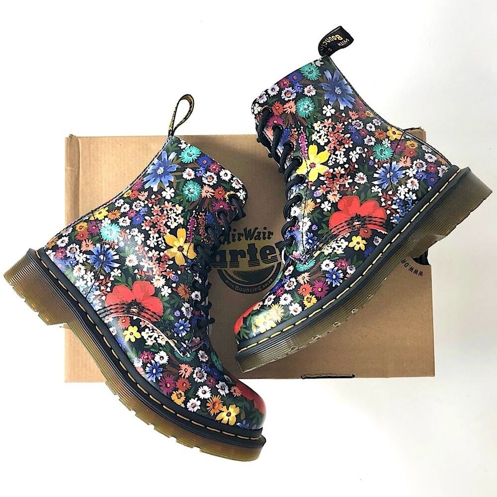 NIB Dr Martens Wanderlust Multi Colored Graphic Floral Lace Up Boots Women’s 6 - Picture 2 of 9